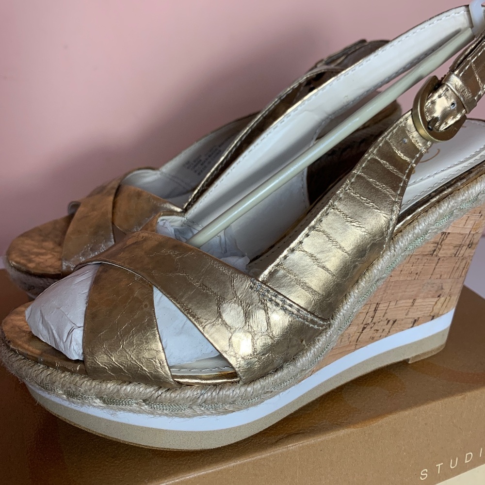 Sandals / wedges., size 7. Gold color.